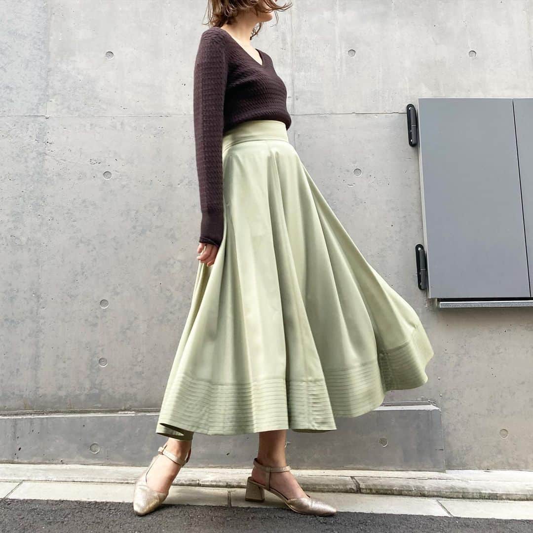 デイシーさんのインスタグラム写真 - (デイシーInstagram)「brown×green🌿  こっくりしたブラウンに グリーンが映える コーディネート💫 ▶︎knit¥11,000+tax ▶︎skirt¥18,000＋tax  背中のクロスデザインで 後ろ姿まで抜かりなく…✨ 表情あるケーブル編みに 胸元のVネックでデコルテも きれいに魅せてくれます💁🏼‍♀️  合わせたスカートは フレアでボリューム感ある フェミニンなシルエットがポイント✨ 動くたびに軽く揺れて 華やかな印象に…🌱  #deicy #mecouture #deicypress #fashion #coordinate #knit#follow #outfit #japan #skirt #green #brown  #love #ootd  #コーディネート #ファッション #ニット#コーデ #ootd #デイシー  #ミークチュール#スカート#スカートコーデ  #着回し #冬コーデ #グリーン #ブラウンコーデ」12月1日 22時11分 - deicy_official