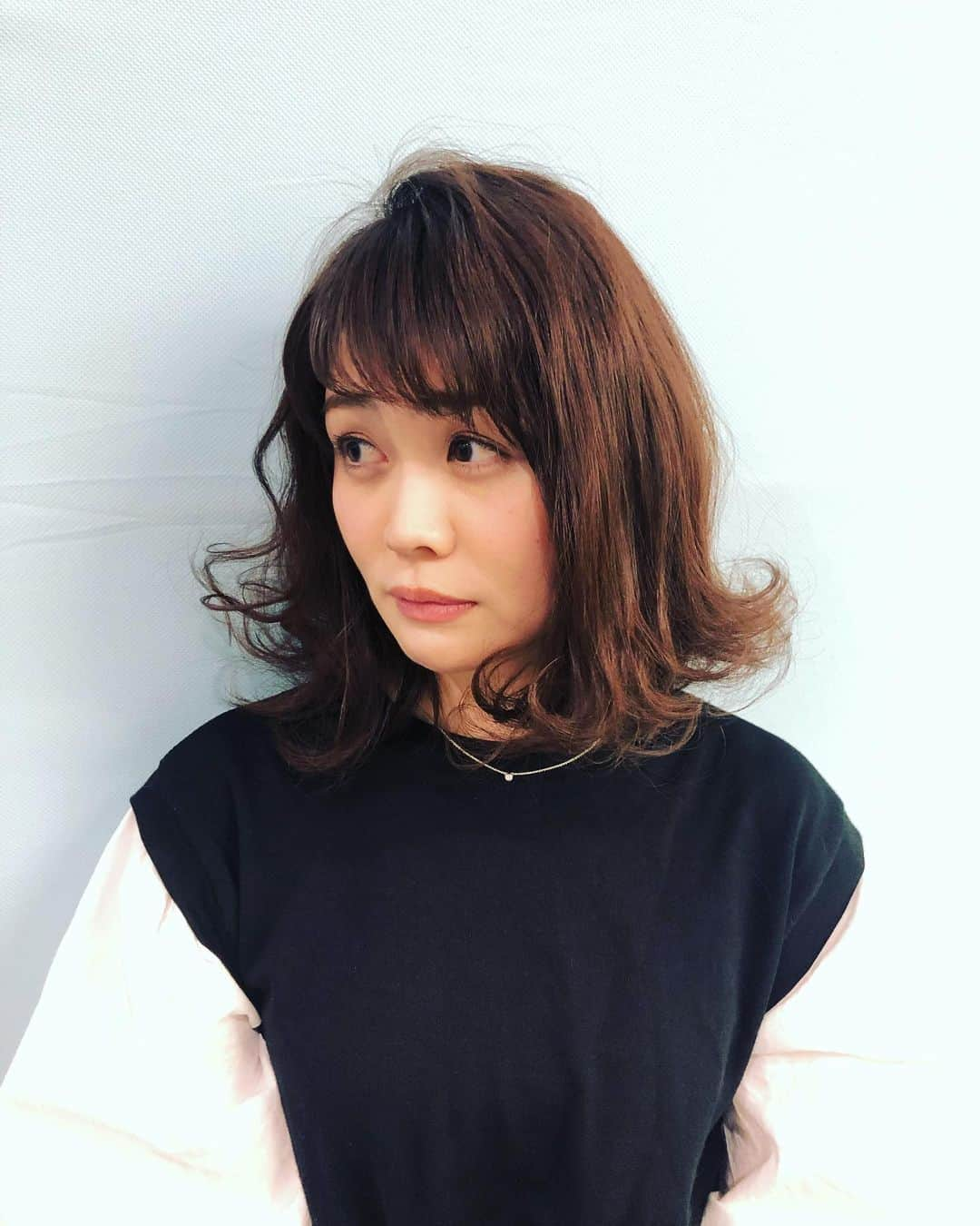 高井瑛子のインスタグラム：「. . 番組に出演するときは いつもヘアメイクさんに 可愛いヘアアレンジをして頂くのですが ゴムやピンをとったあとも中々。 . . ヘアスタイル本を意識して撮影してみました。が･･･ ･･･本家の方、ごめんなさい。 . . そして、可愛いヘアアレンジを撮るのを忘れたのも ごめんなさい。 . . . ------------------------------------------ #新潟テレビ21 #ux #アナウンサー #ヘアスタイル #ぼんばーへあー #ヘアメイク #放送 #ヘアアレンジ」