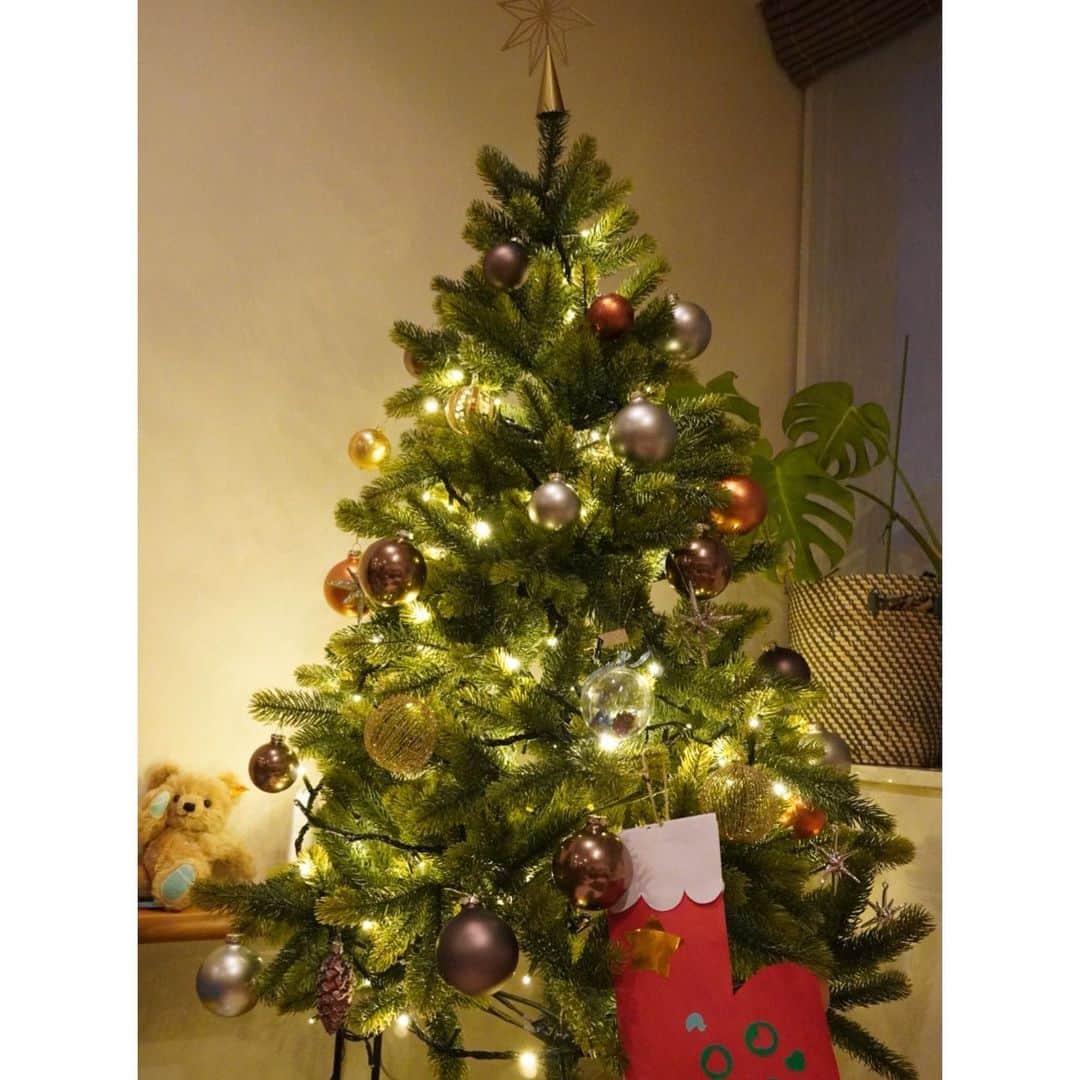 森麻季のインスタグラム：「12月🎄  週末出したクリスマスツリー🎄  サンタさんは来てくれるかな？ サンタさん遠くから見てるよ〜 最近会話にサンタ登場率高いです  #クリスマスツリー #🎄  #2歳 #2歳半 #男の子 #男の子ママ #boy #christmastree」