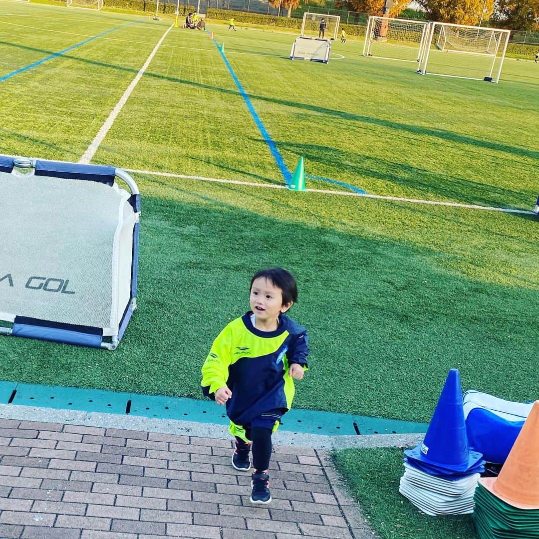 川上璃子（梅崎司の妻）のインスタグラム：「サッカースクール始めて4回目。 初めて練習着きました。(いつも着ない！と脱ぐ) いつもサッカー通り越して隣の公園で遊んでますか心友がいたせいかまーまー頑張ってたw  #ザ自由 #サッカースクール #年少 #空の飛行機探ししたり #隣の公園いったり #忙しい #コーチすみません」
