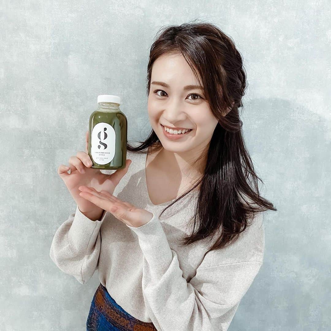 鈴木芳奈のインスタグラム：「所属事務所配信ブロマイド撮影で、#TBC さんから差し入れいただきました☺︎✨ 「 #glowjuicestand 」 無添加なんてめちゃくちゃ最高⭕️ 消費期限が短いため通販では買えないけど、有明で飲めるみたい👏👀 グルテンフリーのスイーツもおいしそおおおおおおおおお 有明にいこう〜🚗 https://www.tbc.co.jp/glow_juice_stand/  #beauty #役者 #俳優 #女優 #山形出身 #ウイントアーツ #act #actor #actress #wintarts」