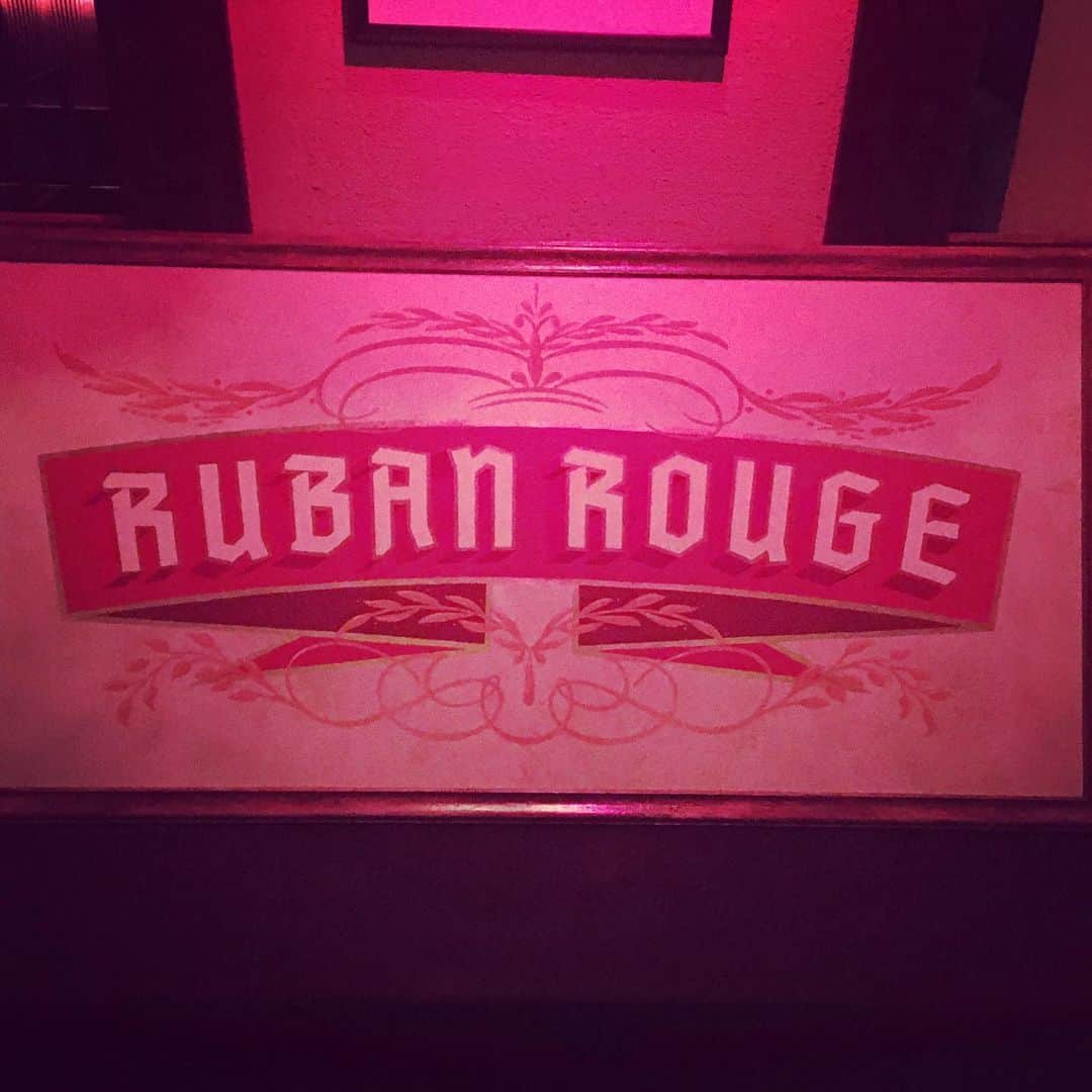 宮田麺児のインスタグラム：「Ruban Rouge の　看板  #看板#サインペイント#レッドリボン#かっこいい」