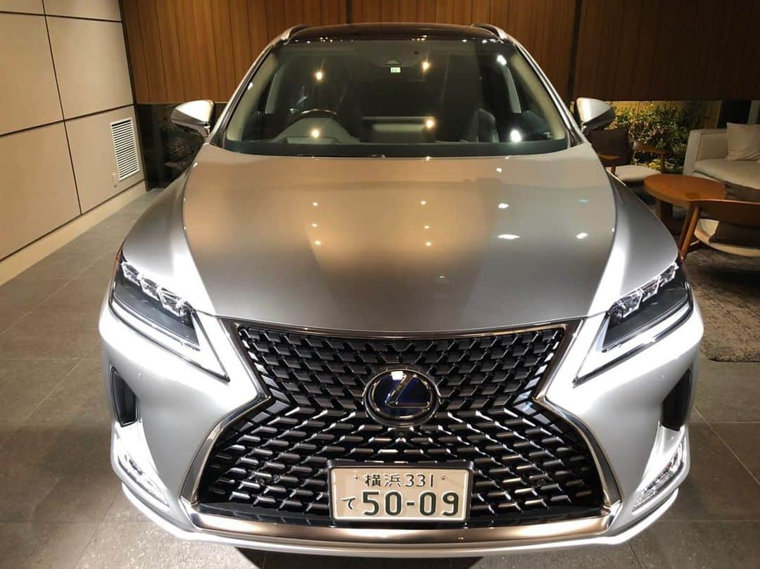 谷口信輝さんのインスタグラム写真 - (谷口信輝Instagram)「LEXUS RX 450h を神戸トヨペットレクサス西宮で購入しました。 めちゃ快適だし、乗り味いいし、カッコいいし、人も荷物も沢山載るし、とてもお気に入り。まだ乗った事ない方は1度乗ってみてほしい。 乗ったら欲しくなる事間違いなし。 #神戸トヨペット #LEXUS #LEXUS西宮 #rx450h」12月1日 22時06分 - nobuterutaniguchi