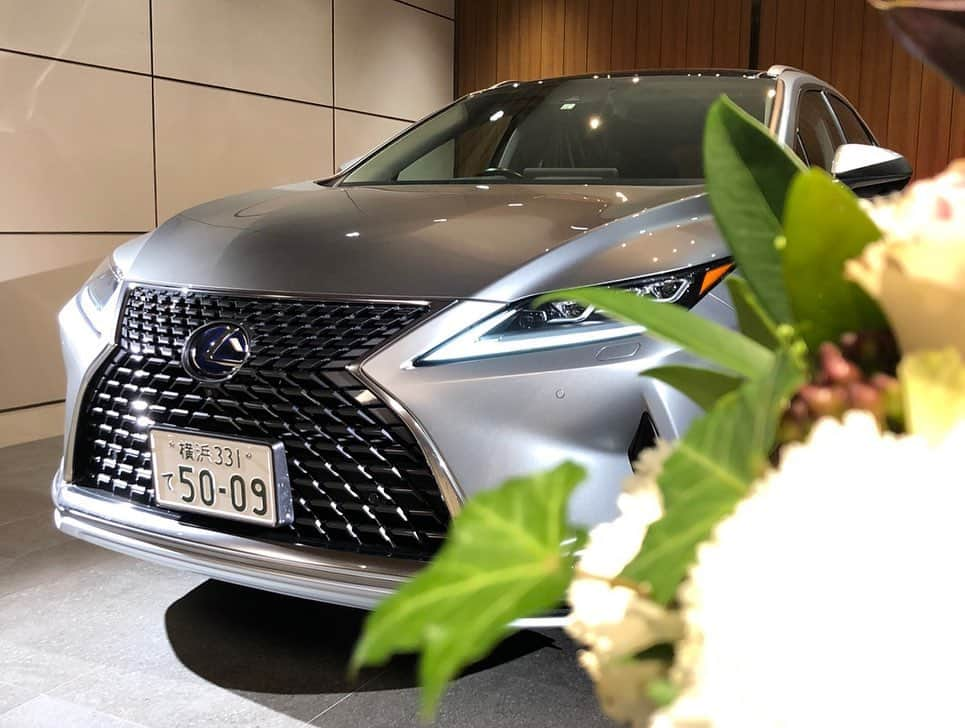 谷口信輝さんのインスタグラム写真 - (谷口信輝Instagram)「LEXUS RX 450h を神戸トヨペットレクサス西宮で購入しました。 めちゃ快適だし、乗り味いいし、カッコいいし、人も荷物も沢山載るし、とてもお気に入り。まだ乗った事ない方は1度乗ってみてほしい。 乗ったら欲しくなる事間違いなし。 #神戸トヨペット #LEXUS #LEXUS西宮 #rx450h」12月1日 22時06分 - nobuterutaniguchi