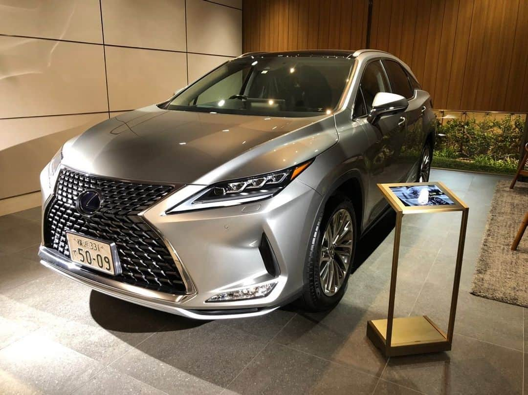 谷口信輝さんのインスタグラム写真 - (谷口信輝Instagram)「LEXUS RX 450h を神戸トヨペットレクサス西宮で購入しました。 めちゃ快適だし、乗り味いいし、カッコいいし、人も荷物も沢山載るし、とてもお気に入り。まだ乗った事ない方は1度乗ってみてほしい。 乗ったら欲しくなる事間違いなし。 #神戸トヨペット #LEXUS #LEXUS西宮 #rx450h」12月1日 22時06分 - nobuterutaniguchi