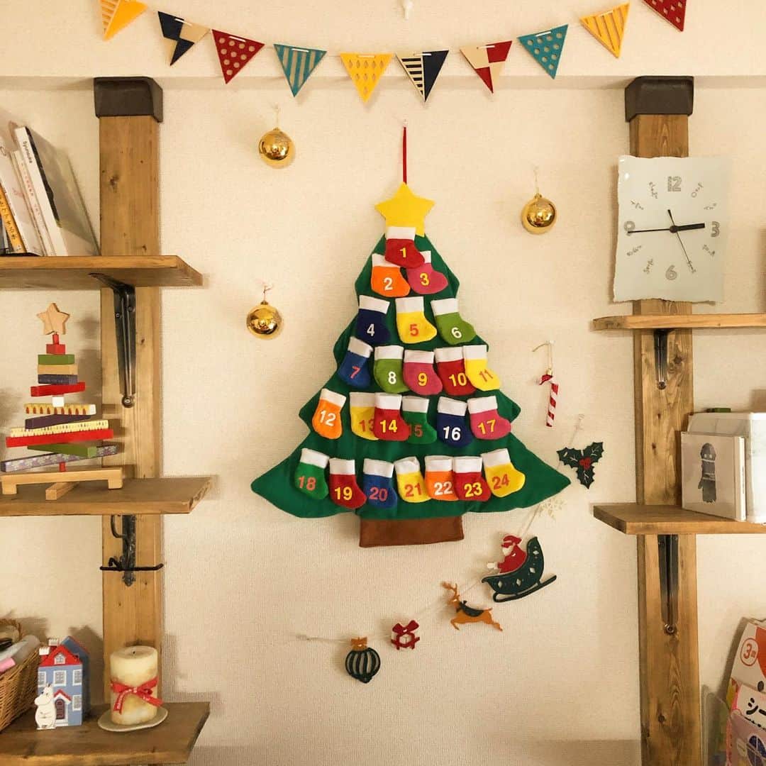 井原早紀のインスタグラム：「今年のクリスマスツリーは、カルディで買ったアドベントカレンダー✨ せまい我が家にちょうどいい👍 10ヶ月の次男はポイポイブームだし😂  長男は、どんなおやつが入っているかワクワクしている😃  #12月#クリスマス#クリスマスツリー#アドベントカレンダー #カルディ#カルディ購入品 #男の子ママ#兄弟ママ#育児#ディアウォール」