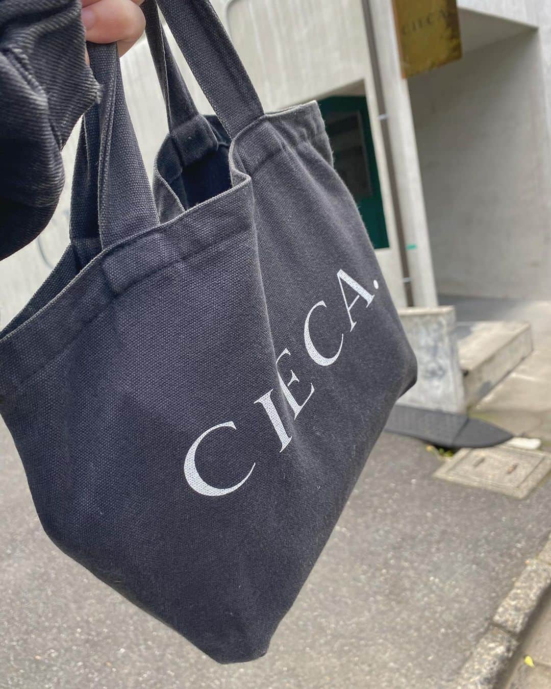 野口和弘のインスタグラム：「CIECA.袋もだいぶ色褪せてきたしそろそろ新しくしないとな。 . #cieca.」