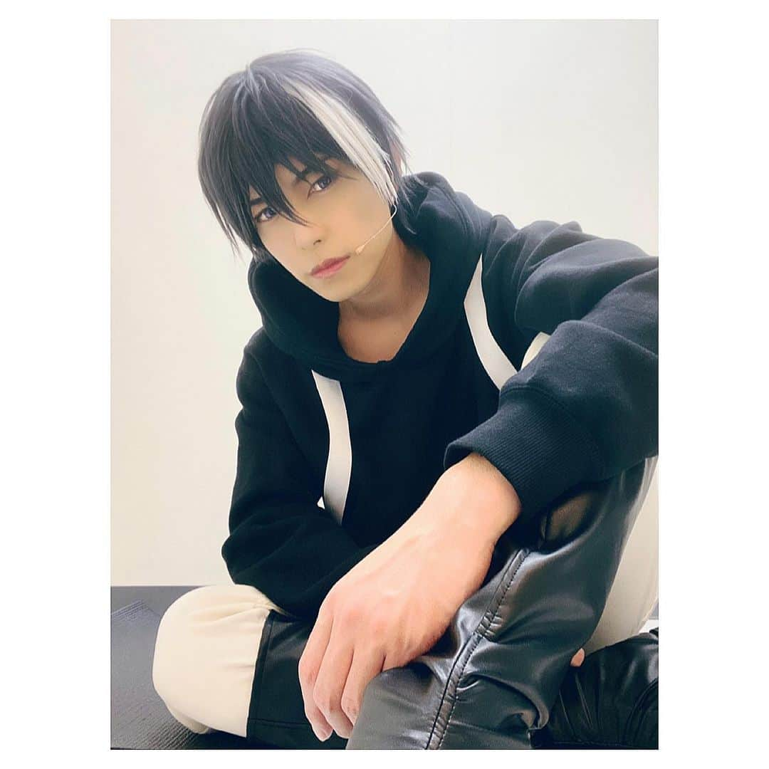 岸本勇太のインスタグラム：「舞台「SERVAMP-サーヴァンプ-」 公演中です。  リヒト・ジキルランド・轟  “強欲”のロウレスの主人（イヴ）。 18歳で、日本人とオーストリア人のハーフ。 世界的に有名なピアニスト。 自分で自分を『天使』と称する、電波な性格。 ロウレスと仲が悪く、『クズネズミ』と呼び、 気に入らないとすぐに蹴る。乱暴で短気なバイオレンス天使。  #japan#actor#anime#舞台」