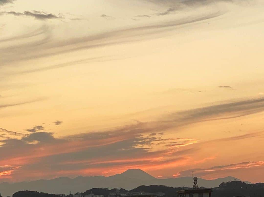 喜国雅彦＆国樹由香さんのインスタグラム写真 - (喜国雅彦＆国樹由香Instagram)「昨日の犬散歩にて。綺麗な夕焼け空の中に富士山発見（由）  #skystagram #sunset #sky #cloud #red #beautiful #mtfuji #riverside #tokyo #japan #何で富士山を見ると #お得な気がするのかな #夕焼け空 #大好き」12月1日 22時09分 - kunikikuni
