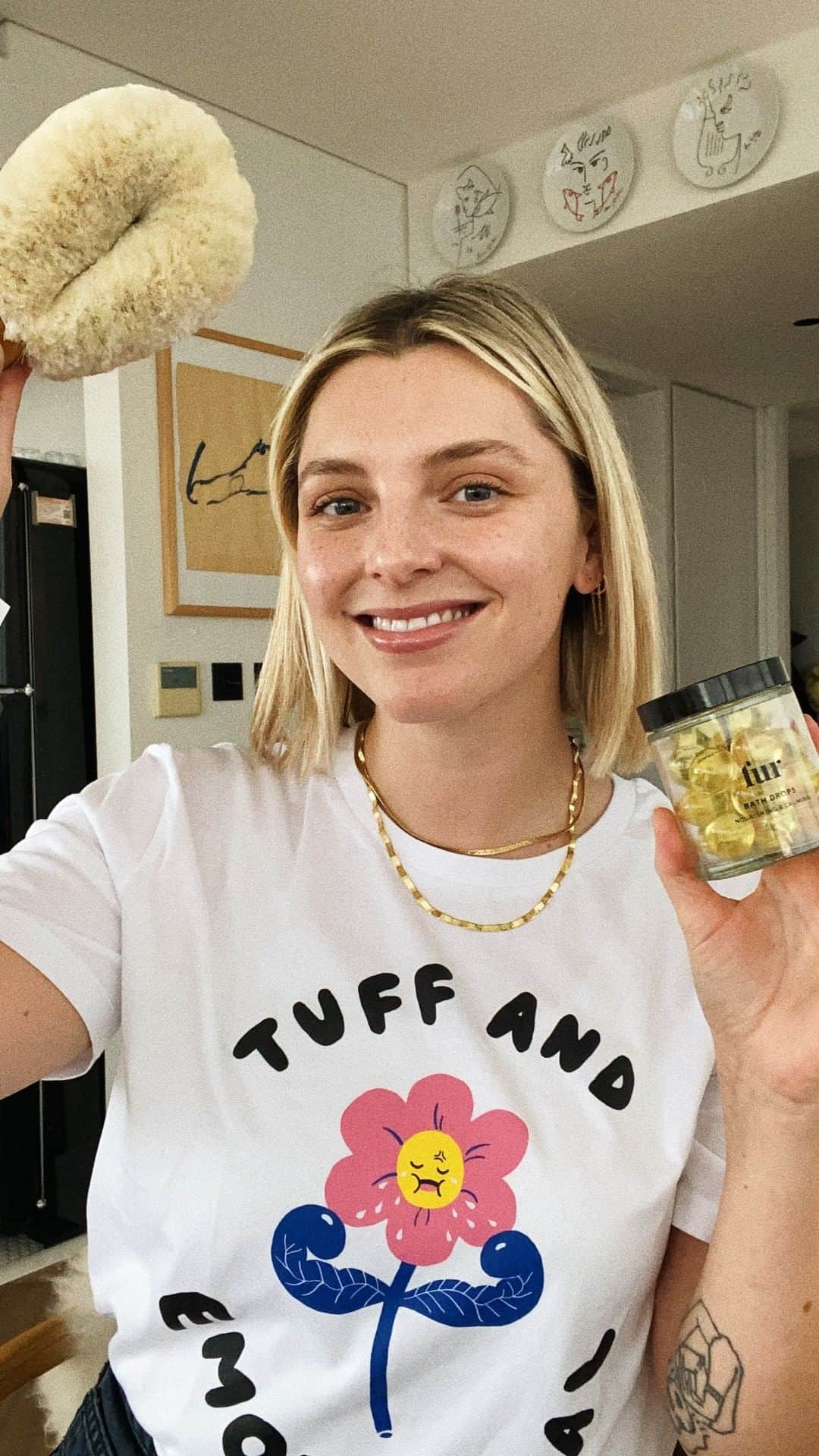 Estée Lalondeのインスタグラム：「Some exciting new products from @contentbeauty and wellness (gifted items) 🍃  ————————————————  PRODCUTS MENTIONED:  Tuff and Emotional T-Shirt  https://bit.ly/2V3PBXf  Dry Brush  https://bit.ly/2HYhCfR  Verdant Alchemy Breathe In Bath Salts  https://bit.ly/2VmsHds  Yoga Om Bath Salts (Travel Size) https://bit.ly/3ohLYcr  Fur Bath Drops  https://bit.ly/3fW6dcL  Fur Silk Scrub  https://bit.ly/2Jyp1mm  Incense Pack  https://bit.ly/3mtLAY5  The Seated Queen (EXCLUSIVE!) https://bit.ly/3mz2kxe  —————————————  Shop my jewellery @daisy_jewellery」