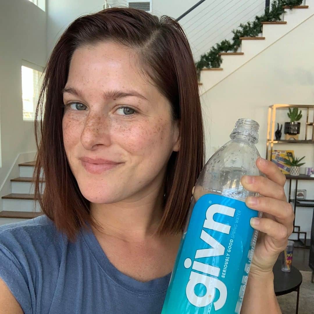 キャサディー・ポープのインスタグラム：「In honor of #GivingTuesday today, I wanted to tell you guys about a company I recently learned about. @drinkgivn helps provide clean, drinkable water to those in need around the world. For every bottle of water purchased, you're providing one day's worth of water to someone in need, which is incredible. Currently, there are more than 800 MILLION people without clean water and you guys can do something super simple to help fix that today!  When you follow them on Instagram TODAY (@drinkgivn), they will match every new follower with one day of clean water for a person in need. It's literally the easiest way to donate to such a good cause! All you have to do is follow them today and you'll be helping someone. Swipe to see a photo of their amazing CEO, John, in Ghana with children in a community where they were able to build a well to help provide clean water ❤️」