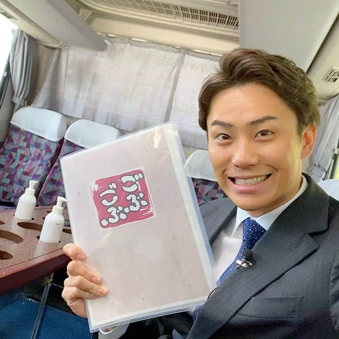 三ツ廣政輝さんのインスタグラム写真 - (三ツ廣政輝Instagram)「‪今夜のごぶごぶ、三ツ廣少しだけ出ます！ 移動中のロケバスにお邪魔させていただきました🚌  ‪緊張と嬉しさが入り混じったロケ…🥶‬  ‪お会いした瞬間に意識が飛ぶくらい舞い上がってしまいましたが、浜田さんとゲストの俳優の方が本当にお優しく、なんとかやり切ることができました😭‬  ‪浜田さんから愛の鞭もいただいて…😍‬  ‪今夜11時56分から！是非ご覧ください！  #ごぶごぶ #浜田雅功 さん #あまちゃんで大ブレイクしたあの俳優さん #三ツ廣政輝 #なんか最後の1人弱ない？ #そりゃそうだ #でもそんなの関係ねえ #すみませんロケを思い出してテンションが上がりすぎています #是非ご覧ください」12月1日 22時19分 - masaki_mitsuhiro