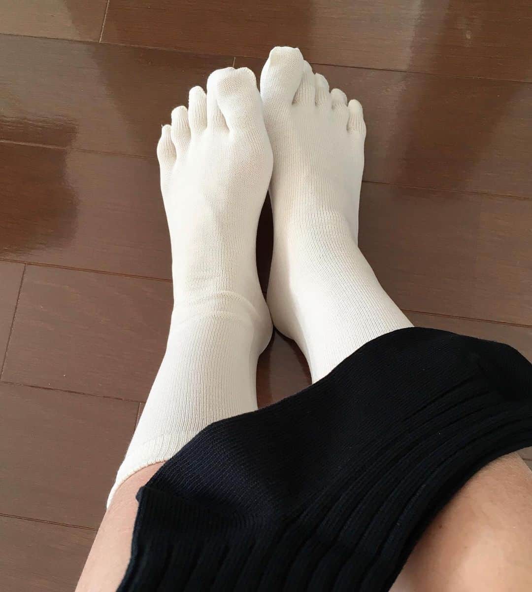 葵さんのインスタグラム写真 - (葵Instagram)「12月になりましたね！ 足先がますます寒くなってきましたが、私は @silkdekyoto 様の 「シルク五本指&オーガニックコットンリブ2枚履き靴下」を履いています♪  シルクの冷えとりは石原さとみさん、波瑠さんをはじめ女優やモデルさんに人気の温活美容法です。 シルクと綿の靴下を重ね履きすることで、足指から出た汗を外に出して足をしっかり温められるので、靴下なら何でも重ねればいいというわけではないんです❣️  4枚目の五本指のシルクは、質に一段とこだわっているので、履き心地が指先まで気持ちが良いです💖 また黒のリブ靴下もオーガニックコットンなので天然素材で肌に優しく、 女子のおしゃれも叶える冷えとり靴下です😊 2枚重ね靴下で足元がぽかぽか❗️ 外出先はもちろん、おうちの中でもポカポカだから嬉しい😆  末端冷え性なので、普段の先丸靴下はもう履けなくなるくらい足先が暖くて快適です！！  おうちでは4枚靴下、お出かけ先ではこちらの2枚靴下を履いて、365日おしゃれに冷えとり生活してもらいたいというコンセプトで企画した靴下なので楽しみたいです♪ 4枚重ね靴下とのセットで買うとお得ですよ！ #silkdekyoto#silkdekyoto公式オフィシャルショップ#素肌に最高の贅沢を#シルク#冷えとり#冷えとり靴下#冷え性改善#冷え対策#冷えとりファッション#冷えとりコーデ#pr #免疫力アップ#温活#温活女子#妊活#妊活スタート#妊活アカウント#妊活中#マタニティ#マタニティコーデ#美肌ケア#美肌作り#在宅ワーク#在宅勤務#在宅ワークママ#リモートワーク #レディワーカーootd」12月1日 22時13分 - dolphin_coconut