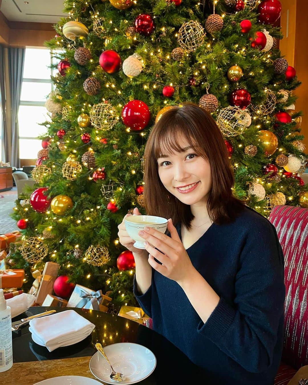 岩田絵里奈さんのインスタグラム写真 - (岩田絵里奈Instagram)「母の誕生日にお茶🥳 誕生日とか関係なく、毎週デートしてるなぁ...笑 クリスマスツリーが綺麗でした🎄 もうこの季節になったのですね...」12月1日 22時15分 - erina_iwata