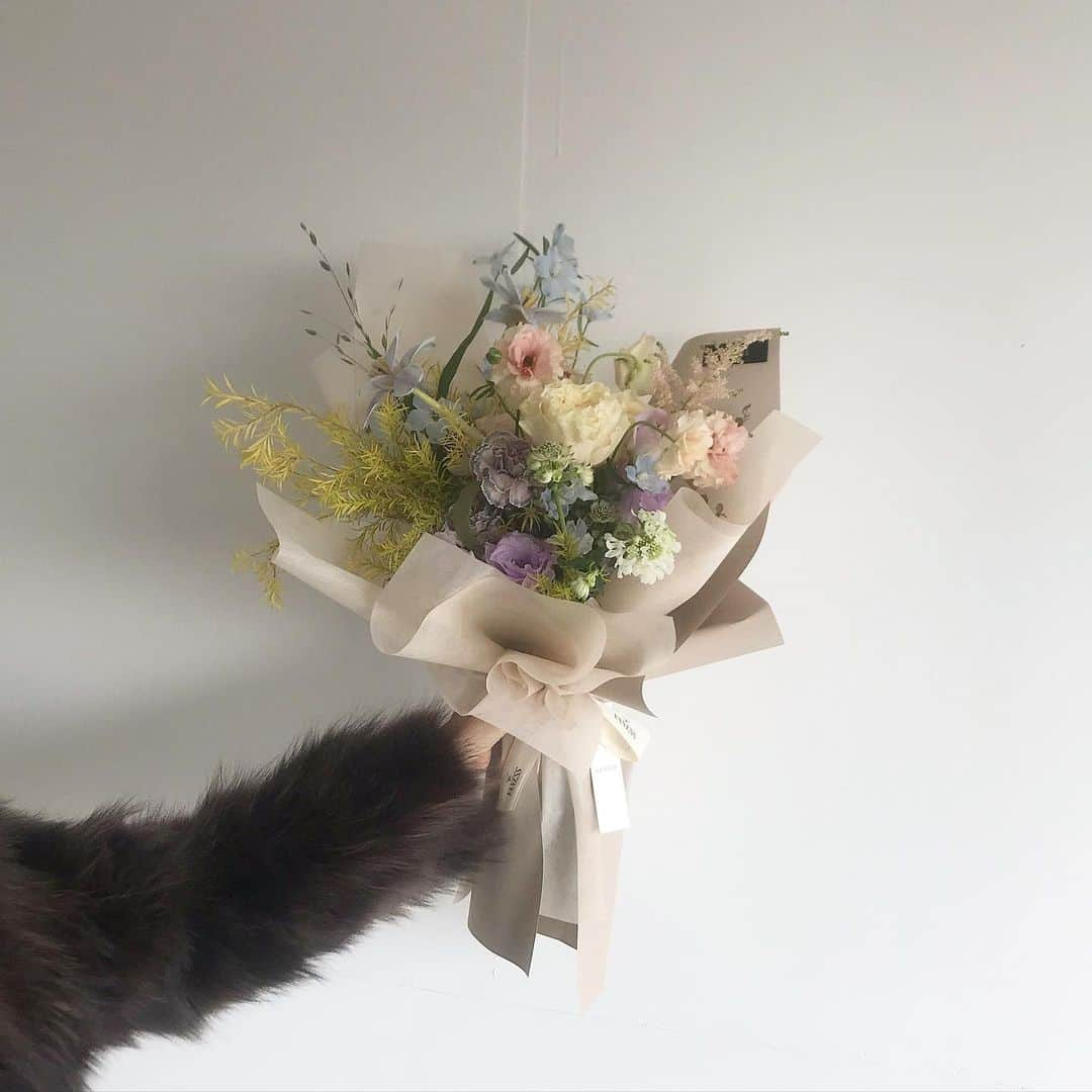 플로리스트 이주연 florist Lee Ju Yeonさんのインスタグラム写真 - (플로리스트 이주연 florist Lee Ju YeonInstagram)「. . 어머님 전시회에  로맨틱한 따님의 선물 🤍 . #바네스꽃다발 #빈티지꽃다발  . 订花 WeChat ID vaness_flower 페이팔 결제 가능  클래스상시모집 당일꽃주문가능 . #수업문의 #주문예약 #lesson #Order  Katalk ID vaness52 WeChat ID vaness_flower E-mail vanessflower@naver.com . 서초구 양재천로 123 5층 📞02-545-6813 . #vanessflower #florist #flowershop #handtied #flowerlesson #花束 #바네스플라워 #플로리스트 #꽃다발 #부케 #플로리스트학원 #플라워레슨 #양재동꽃집 #양재역꽃집 #꽃다발주문 #꽃수업 #꽃주문  #대관 #공간대여 #스튜디오대관 #자연광스튜디오 #자연광스튜디오대관 #스튜디오」12月1日 22時15分 - vanessflower