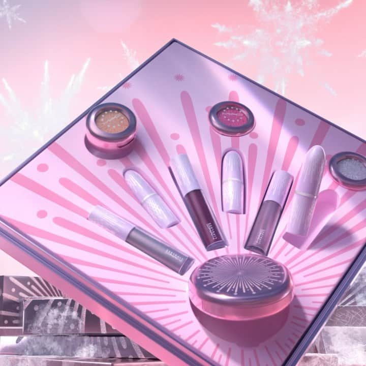M∙A∙C Cosmetics Japanのインスタグラム：「【明日公式オンライン*限定発売】 ホリデーカラーコレクションで発売した10製品をスペシャルパッケージに詰め合わせた豪華キットが登場！ キラキラと輝くメイクアップで、存分にホリデーシーズンを盛り上げて✨  ㅤ ■カラー アウト ラウド ホリデー ボールト（税込18,700円） 【キット内容】（税込36,410円相当） ☑︎エクストラ ディメンション スキンフィニッシュ/ レット イット グロー ☑︎エクストラ ディメンション フォイル アイシャドウ / エクスプローシブ ケミストリー ☑︎エクストラ ディメンション フォイル アイシャドウ / シルバー ベルズ ☑︎エクストラ ディメンション フォイル アイシャドウ / スパークタキュラー ☑︎リップガラス / スパーク ジョイ! ☑︎リップガラス / ブレイク ザ アイス ☑︎リップガラス / スノー イン ラブ ☑︎リップスティック / アイス, アイス ベイビー! ☑︎リップスティック / ハート ゴーズ ブーム ☑︎リップスティック / アウト ウィズ ア バング ㅤ ※午前10時発売予定。システムの影響により、発売が多少前後する可能性がございます。何卒ご了承ください。 *三越伊勢丹化粧品オンラインストア「meeco」でも取り扱いがございます。  ㅤ #MACFrostedFirework #MACクリスマスコフレ2020 #MACHoliday #MACCosmeticsJapan #MACCosmetics #MAC #MACコスメ #マックコスメ#コスメレポ #化粧品#デパコス #コスメ部 #コスメマニア#トレンドメイク#冬メイク#メイクテク#アイメイク#アイシャドウ#グラデーション#スモールアイシャドウ#MACリップ#リップ#リップスティック#リップグロス#キラキラ#キラキラメイク#限定#限定コスメ#クリスマスコフレ#クリスマスコフレ2020」