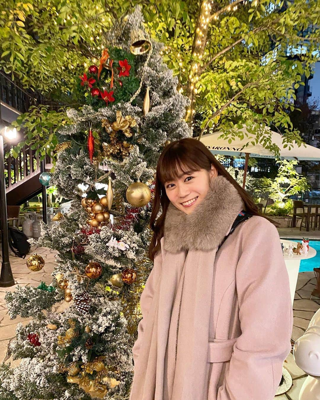 久木田菜々夏さんのインスタグラム写真 - (久木田菜々夏Instagram)「今日から12月⛄️  クリスマスツリーの前でパシャリ📸🎄  好評だったcourtは、 @31sonsdemode のです🧥♥️ モフモフ𓂃 𓈒𓏸🧣  #渋谷 #渋谷グルメ #クリスマスツリー #クリスマス #クリスマスプレゼント #冬コーデ #fashion #コート #31sonsdemode #ルミネエスト#新宿 #オレンジメイク #ピンクベージュ #赤リップ #クリスマスコフレ」12月1日 22時15分 - nanaka_kukita