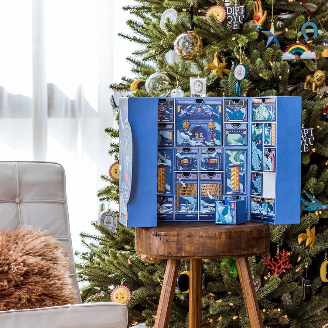 のインスタグラム：「Today's the day you get to peek at the first surprise in your Advent Calendar – the first in a delightful series of gifts that lasts till 25 December!   #diptyqueparis #adventcalendar #advent #marvelousbeasts」