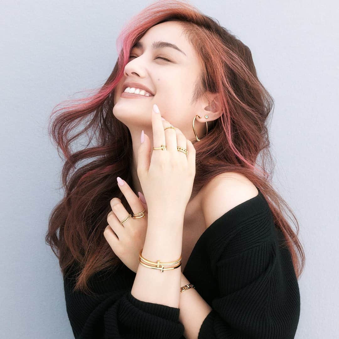 のインスタグラム：「12 月 11 日(金)20 時〜ライブ配信イベントにEXILE NAOTO さんと出演します!🌹　@exile_naoto_  WWDJAPAN.com「Dreaming of My Favorite Things ティファニーと見つける、My Favorites」をチェックしてね!♥️  #TiffanyFavorites #TiffanyxCatStreet @TIFFANYANDCO @wwd_jp」