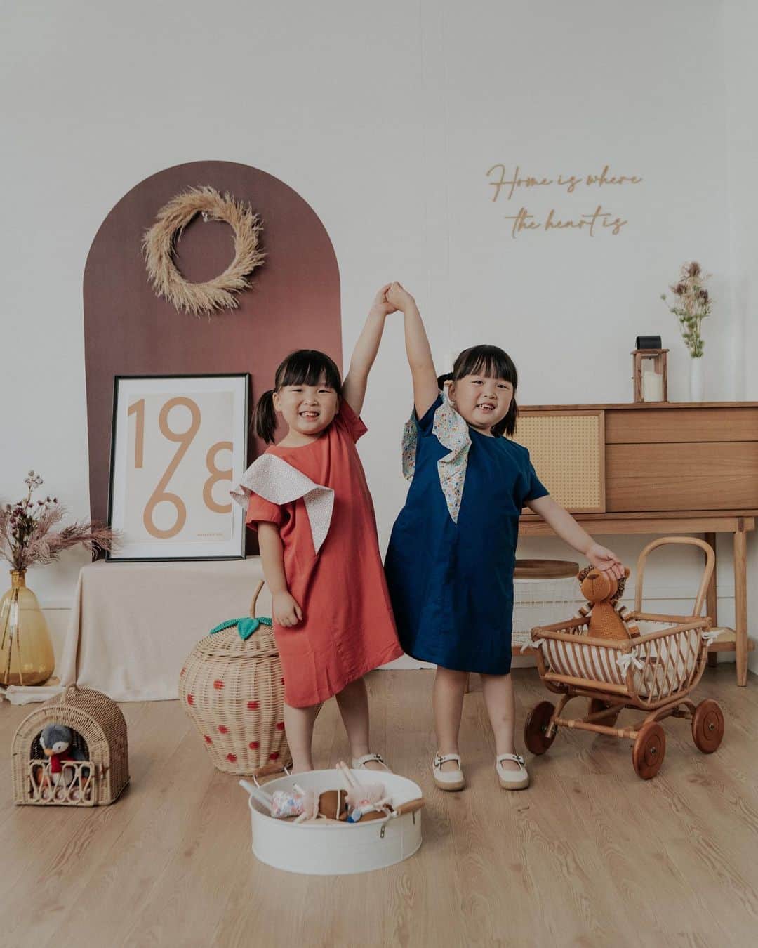 MOMOツインズのインスタグラム：「Having a small business ourselves, we understand the passion, sweat and tears that goes into growing one. It is never easy, and made even more challenging in this current climate.  We are proud to support #SGLoveLocal, featuring 40 women-led brands from @crib_society. Let us all show our love to our local community and economy by supporting homegrown brands this festive season.  Most of these brands can be shopped at crib.com.sg/sglovelocal with 15% of the sales proceeds going to @AWARESingapore  Leia & Lauren are wearing beautifully-crafted dresses from @pocketlabel.co Handmade dolls from @elizabethlittleco Rattan decor are from @momiji_kids  A-Z of Singapore book from @indigrowkids  Co-organised by @crib_society x @m.incstudio MUA+Hair @themakeuproom_sg Wall decor @urbanlil Furniture @communehome_official」