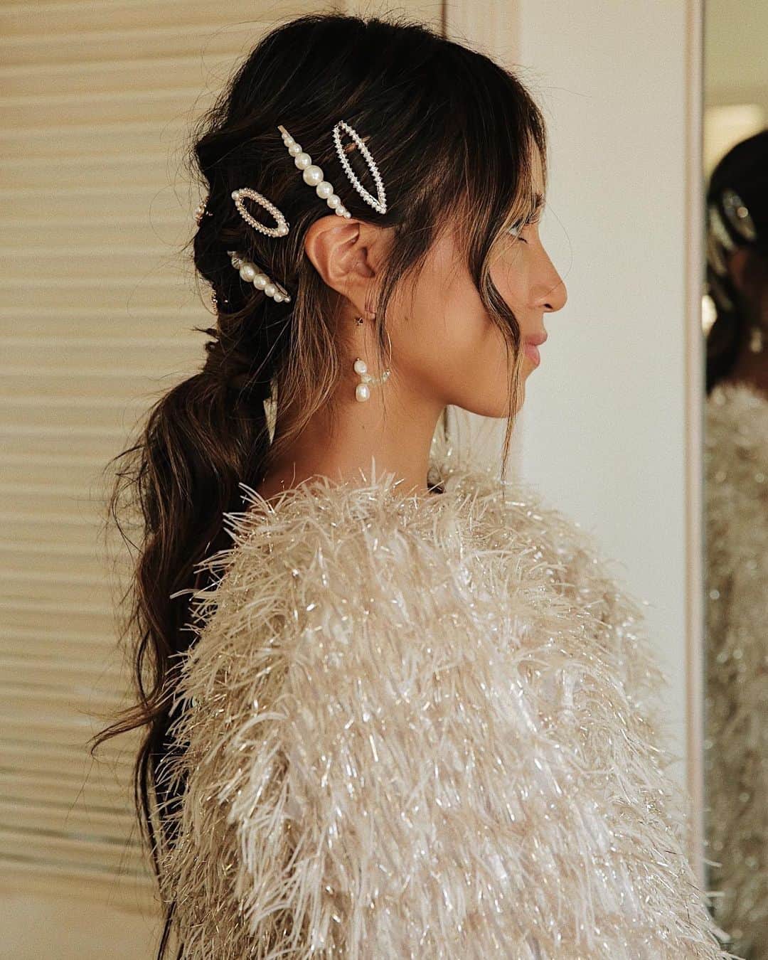 ジュリー・サリニャーナのインスタグラム：「Ready for holiday hair! ✨💫 What kind of hair looks do you guys wanna wear for holiday? • wearing my @scunci  x Sj pieces avail at @target」
