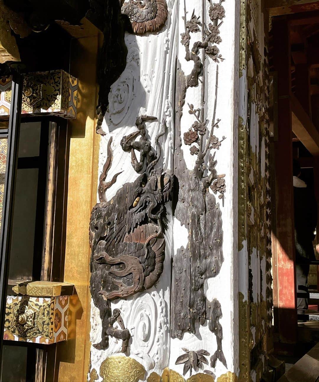 和田美枝さんのインスタグラム写真 - (和田美枝Instagram)「唐門🐉  色んな門がある中、この門に惹かれ仕事を忘れてジッ見てしまう。。。  龍は色を塗るのでなく木そのものの色。  カッコイイ。  #栃木 #日光東照宮 #唐門 #どうやら彫刻が好き  ※写真撮る時だけマスク外し」12月1日 22時20分 - miewada