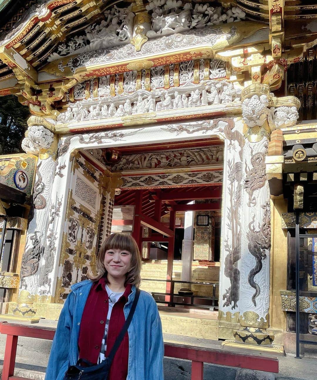 和田美枝のインスタグラム：「唐門🐉  色んな門がある中、この門に惹かれ仕事を忘れてジッ見てしまう。。。  龍は色を塗るのでなく木そのものの色。  カッコイイ。  #栃木 #日光東照宮 #唐門 #どうやら彫刻が好き  ※写真撮る時だけマスク外し」