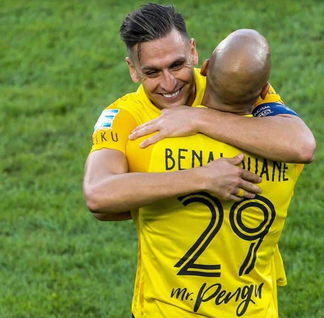 ヨアン・ベナルアンのインスタグラム：「Happy birthday Capitano 🎂💛 #arisfamily」