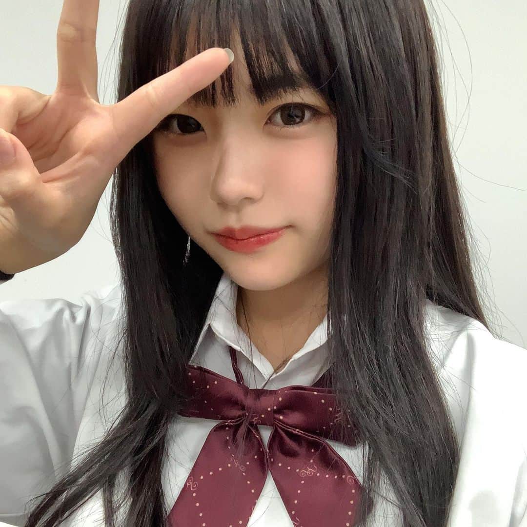 西村瑠香のインスタグラム：「誕生日前に撮影で黒髪ぱっつんに戻した^ ^  @lapis_ruito  ありがとうございます！」
