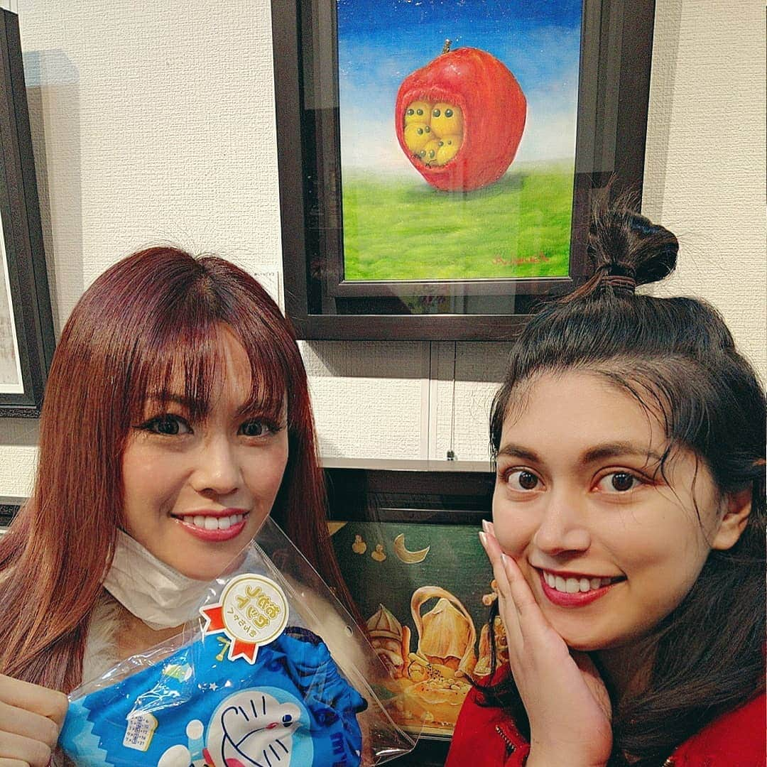 菅ハンナのインスタグラム：「あさみんと私と大場さんと。  可愛い絵に癒やされた🥺🎶  なぜか靴下私まで貰った!!!!!  ありがたや🥰  #ピッコリーノ  #画伯 #イベントコンパニオン  #個展 #グループ展 #art #画家さんと繋がりたい #画家」