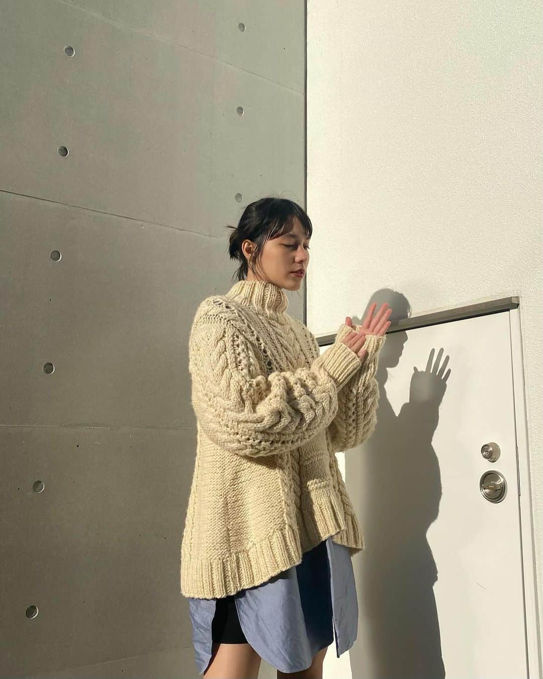 Kayumi Asukaさんのインスタグラム写真 - (Kayumi AsukaInstagram)「今日の服 この時期の素足は間違った。 #今日の私服  #tiitのゆるゆるニット好き #ニットコーデ」12月1日 22時22分 - kayumiasuka