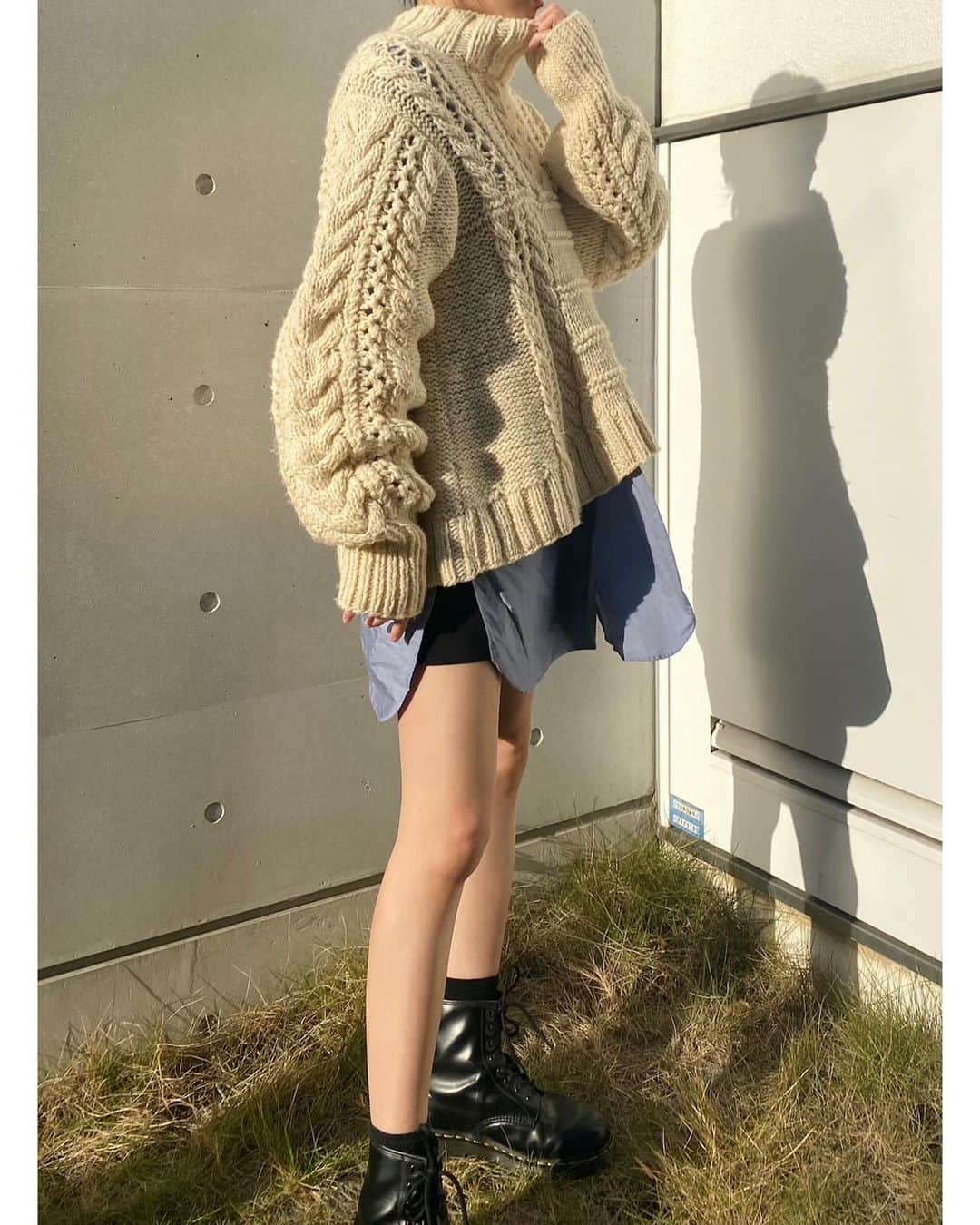 Kayumi Asukaのインスタグラム：「今日の服 この時期の素足は間違った。 #今日の私服  #tiitのゆるゆるニット好き #ニットコーデ」