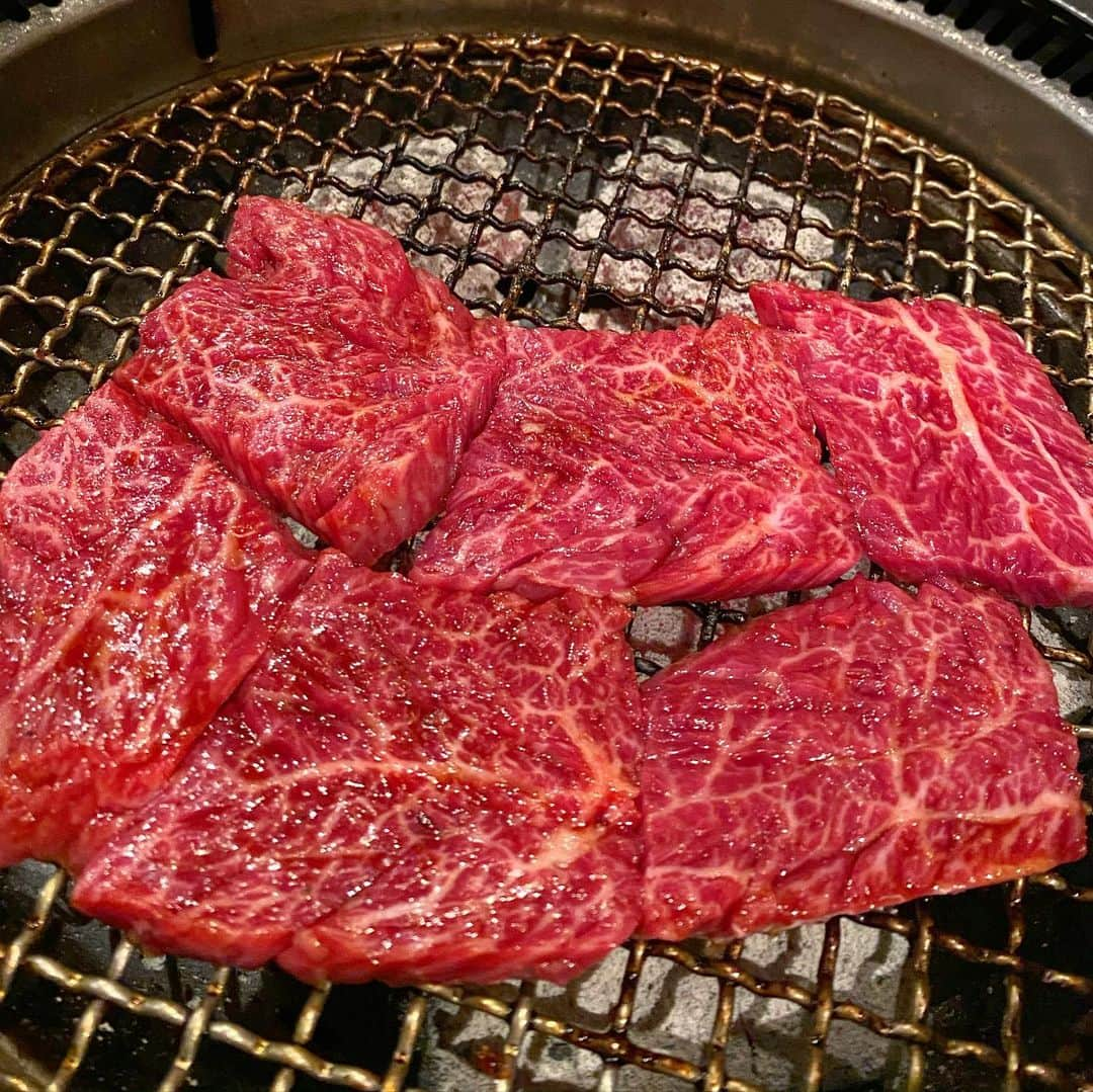 得あゆさんのインスタグラム写真 - (得あゆInstagram)「最近忙しかったから お肉食べて体力つけたい🥩🍖 ここは冬になると行きたくなる 行きつけの焼肉屋さん❤️ 焼肉　恵比寿　虎の穴 赤身のお肉が大好きな方におすすめ ・ ・ ・ ・ ・ ・ ・ ・ ・ ・ #虎の穴#焼肉#肉#お肉#ご飯#夜ごはん#ディナー#肉食女子#肉食#食べるの好き#食べ歩き#グルメ#ニット#恵比寿#イルミネーション#クリスマス#インスタ映え#カメラ女子#ナチュラルメイク#前髪#イメチェン#髪型#大人カジュアル#ダイエット#dinner#yakiniku#gourmet#japanesefood#japanesegirl#knit」12月1日 22時23分 - tokuayu819