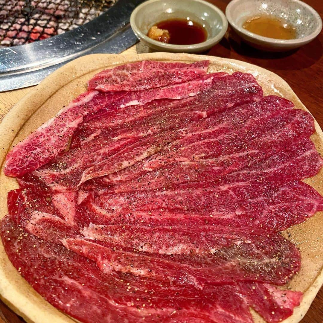 得あゆさんのインスタグラム写真 - (得あゆInstagram)「最近忙しかったから お肉食べて体力つけたい🥩🍖 ここは冬になると行きたくなる 行きつけの焼肉屋さん❤️ 焼肉　恵比寿　虎の穴 赤身のお肉が大好きな方におすすめ ・ ・ ・ ・ ・ ・ ・ ・ ・ ・ #虎の穴#焼肉#肉#お肉#ご飯#夜ごはん#ディナー#肉食女子#肉食#食べるの好き#食べ歩き#グルメ#ニット#恵比寿#イルミネーション#クリスマス#インスタ映え#カメラ女子#ナチュラルメイク#前髪#イメチェン#髪型#大人カジュアル#ダイエット#dinner#yakiniku#gourmet#japanesefood#japanesegirl#knit」12月1日 22時23分 - tokuayu819