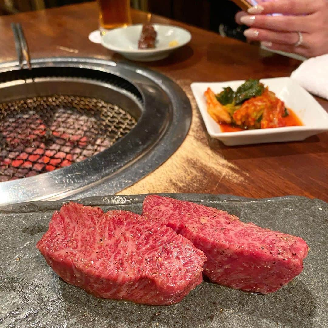 得あゆさんのインスタグラム写真 - (得あゆInstagram)「最近忙しかったから お肉食べて体力つけたい🥩🍖 ここは冬になると行きたくなる 行きつけの焼肉屋さん❤️ 焼肉　恵比寿　虎の穴 赤身のお肉が大好きな方におすすめ ・ ・ ・ ・ ・ ・ ・ ・ ・ ・ #虎の穴#焼肉#肉#お肉#ご飯#夜ごはん#ディナー#肉食女子#肉食#食べるの好き#食べ歩き#グルメ#ニット#恵比寿#イルミネーション#クリスマス#インスタ映え#カメラ女子#ナチュラルメイク#前髪#イメチェン#髪型#大人カジュアル#ダイエット#dinner#yakiniku#gourmet#japanesefood#japanesegirl#knit」12月1日 22時23分 - tokuayu819