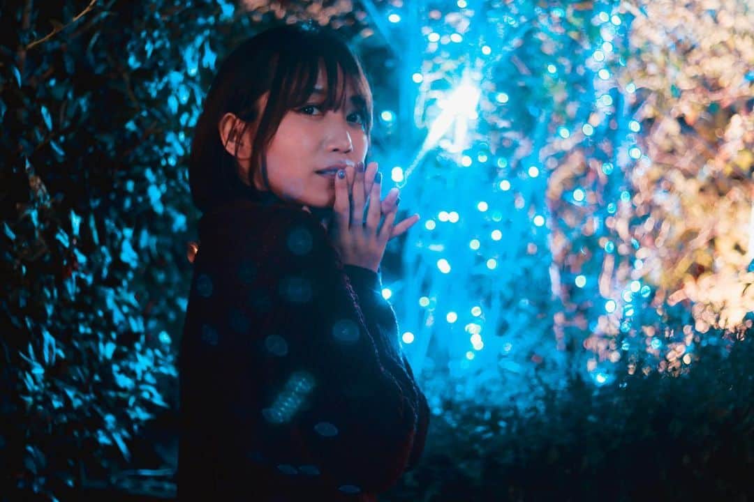 辻詩音のインスタグラム：「クリスマスだとかの恒例イベントものはあまり興味なかった方だけど、今年はこういうイベントの存在に救われてる。 世界は今年少し暗くなったけど、ライトアップされた街を歩くと心もそれに乗っかって明るくなる気がする🎄 寒くなってきたけど、みんな体調は大丈夫ですか？ 私はいろいろ準備してるのでいま少し静かですが、近日また一つちょっとしたおしらせできるかな？したいな？するぞ？と思っております。  YouTubeもちょこちょこupしてるので、眠れない日などにぜひ。  https://youtu.be/JPFRCjaiqps  #辻詩音 #christmas #happychristmas  #🎄#tsujishion」
