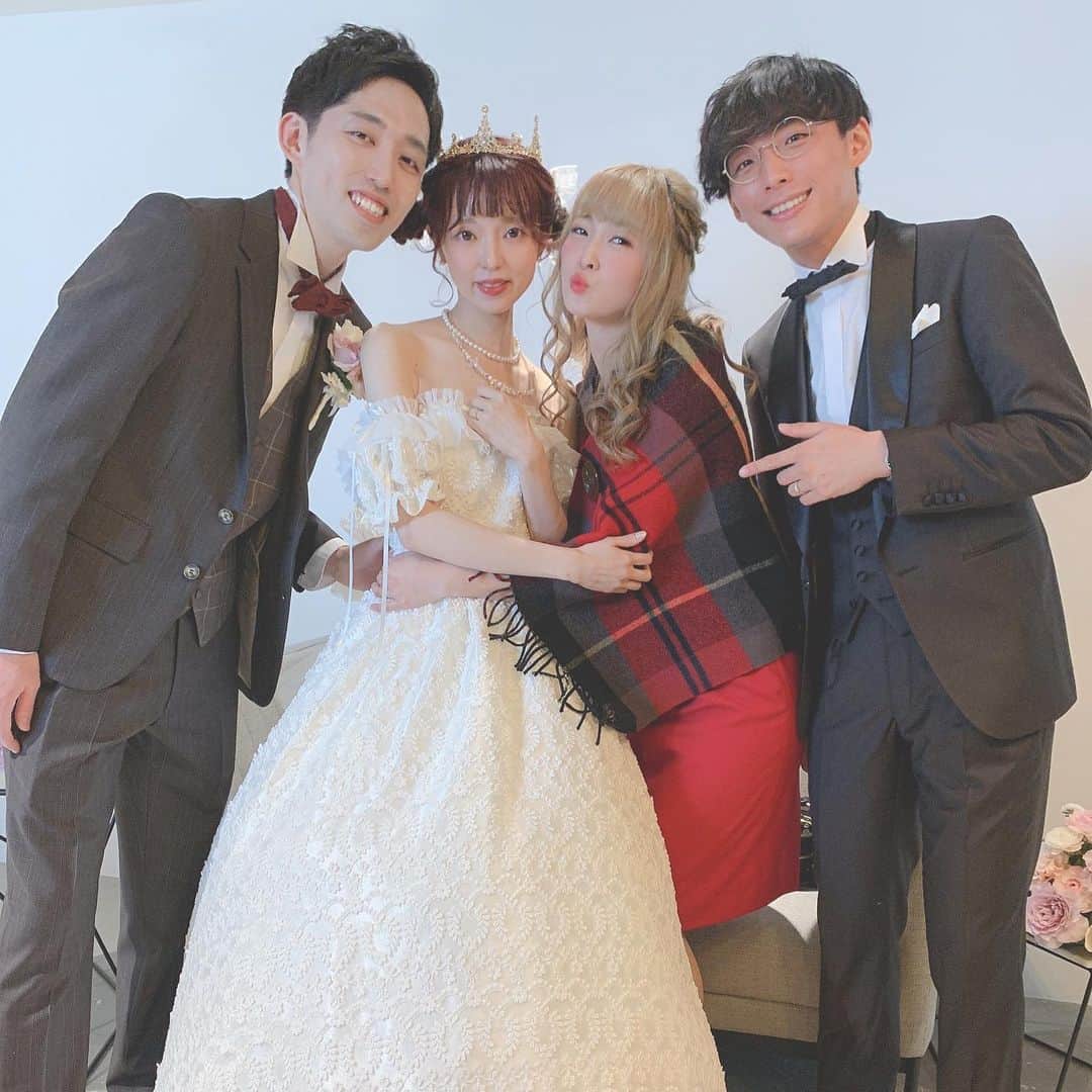 茉里のインスタグラム：「みづき達の結婚パーティー🤵👰  ずっとずっと前からこの日が来るのを楽しみにしてたから、本当に嬉しくて感動しっぱなしな日でした。  みづきと初めて仕事したのは、2012年の1stワンマン(新宿MARZ)のアンコール衣装！何処にゃんリュックを作ってくれた人！ そこからずっと専属で衣装を作り続けてくれて、今では仕事仲間を超えて家族のような存在です。  マジで年上には見えないくらい守ってあげたくなるような可愛い姿は何年経っても変わらず、おばあちゃんになってもツインテールが似合う人。  手作りのドレスも髪型もみづきらしさが詰まった最高のスタイリングで、出てきた瞬間から可愛すぎて号泣！！！！手震えてた。 妖精なんじゃないかな？これは現実？消えない？大丈夫？ってなった。意味変わらんけど、本気で思ってた。笑  そんなみづき達の大切な日に立ち会えてお祝いできて、幸せだ😭  そして私に大事な歌を歌うという大役を任せてくれました！！ しっかり2人からリクエストされた曲を歌ったよ✨ (結婚式で歌うのは渡辺淳之介さんの時以来だった。笑) ソロ以外にも遼さんにアコギ弾いてもらったり、みっちぇると踊ったり、めっちゃ楽しかったな😭 終わった後にマジで最初からもう一回やりたい…ってなるぐらいに楽しかったの。  長くなったから突然にまとめると みづきのことがだいすきです！ これからも末永くお幸せに！  そしてお互いおばあちゃんになってもずっと仲良くしようね🤍」