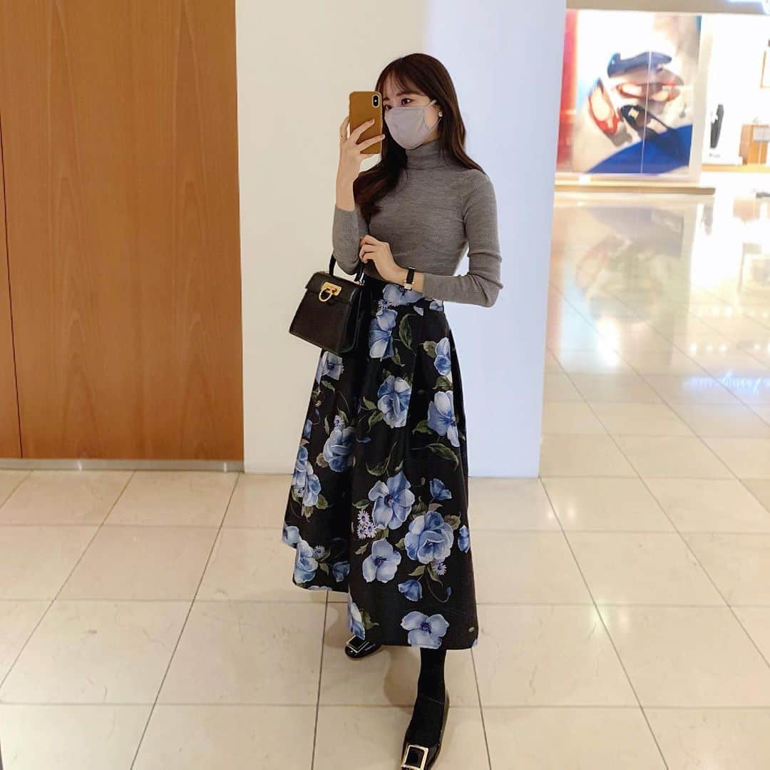 ハンナミのインスタグラム：「︎❄︎  色違いのネイビーに グレー色ニットと合わせてみたら かわいすぎたから 載せておこう❄️✨  skirt #eneu bag #ferragamo shoes #rogervivier」