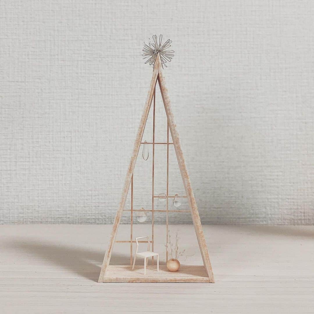 島袋美由利のインスタグラム：「🎄 .﻿ 12月になったのでお部屋にツリー(?)を置きました。﻿ 手のひらサイズで可愛いです。一目惚れして買っちゃいました。﻿ クリスマス感も薄いので年中お部屋に飾っておけそうです。﻿ 握ったら間違いなくバキバキになってしまいそうな繊細なツリーなので優しく接していきたいと思います。﻿ ﻿ みなさまのお家にはどんなツリーがあるのかしら😌🎄﻿ クリスマス、たのしみね。」