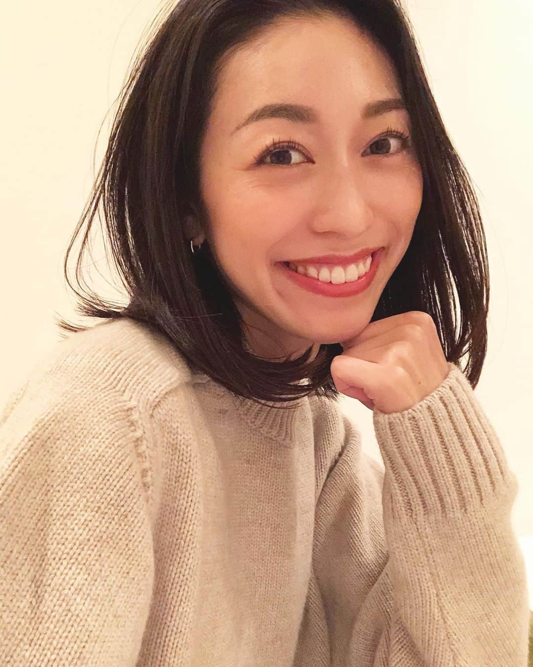 熊澤枝里子のインスタグラム：「今日から12月⛄️ 気分転換に髪を切ってきました。 地毛に細かくハイライトも入れてもらって、光や動きによって立体感が出るようにしてもらいました。 心機一転！🔥 thank you💕 @kakimotoarms_official  @ayacoo3 💇‍♀️」