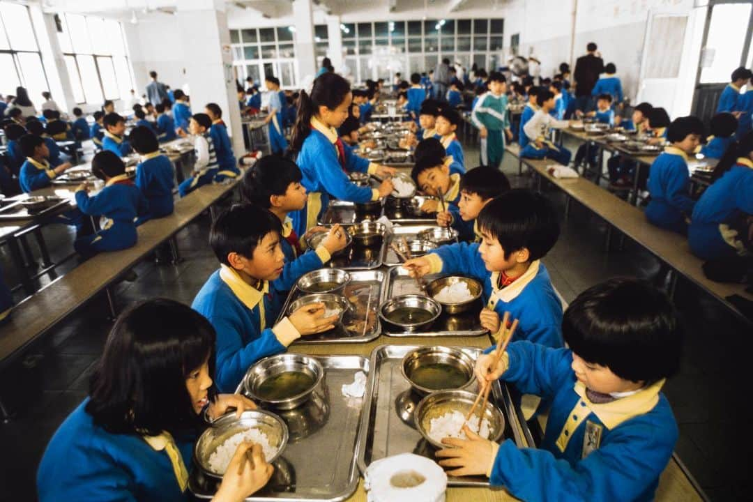 Michael Yamashitaさんのインスタグラム写真 - (Michael YamashitaInstagram)「Rise and shine: children at an elite boarding school in Guangdong province, wake, wash and eat .  #kindergarten #boardingschool #boardingschoollife #china」12月1日 22時26分 - yamashitaphoto