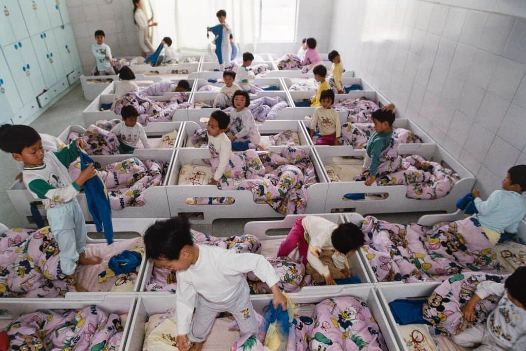 Michael Yamashitaさんのインスタグラム写真 - (Michael YamashitaInstagram)「Rise and shine: children at an elite boarding school in Guangdong province, wake, wash and eat .  #kindergarten #boardingschool #boardingschoollife #china」12月1日 22時26分 - yamashitaphoto