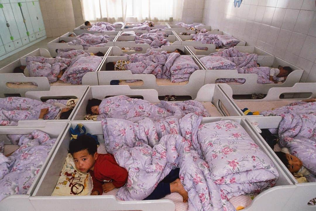 のインスタグラム：「Rise and shine: children at an elite boarding school in Guangdong province, wake, wash and eat .  #kindergarten #boardingschool #boardingschoollife #china」
