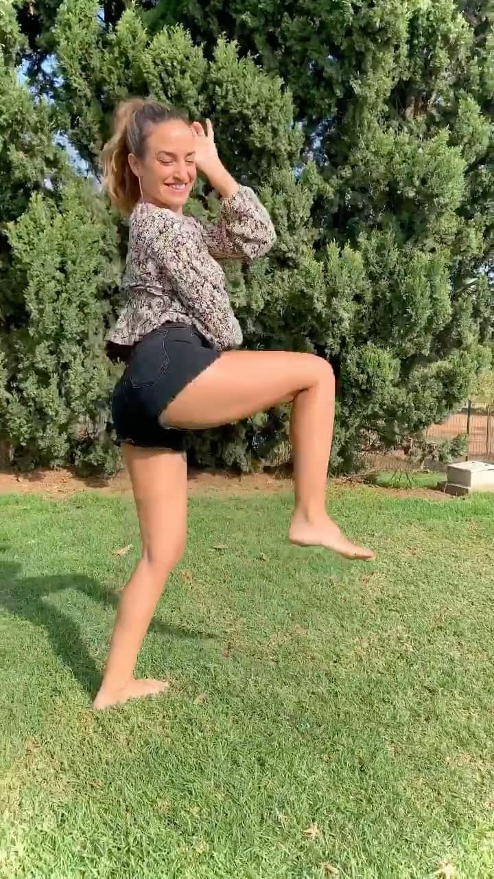 のインスタグラム：「It’s time to say Goodbye ... Welcome December and New beginnings ☀️❄️  Are you guys ready for Christmas?? I am ☺️  🎶 Goodbye by  @grupoextra  #christmas2020 #december2020 #bachata #bachatea #vibes #enjoylife #gratefulheart❤️ #dance   Es hora de decir adiós ... Bienvenido diciembre y nuevos comienzos ☀️❄️ ¿Estais listos para la Navidad? Yo si☺️」