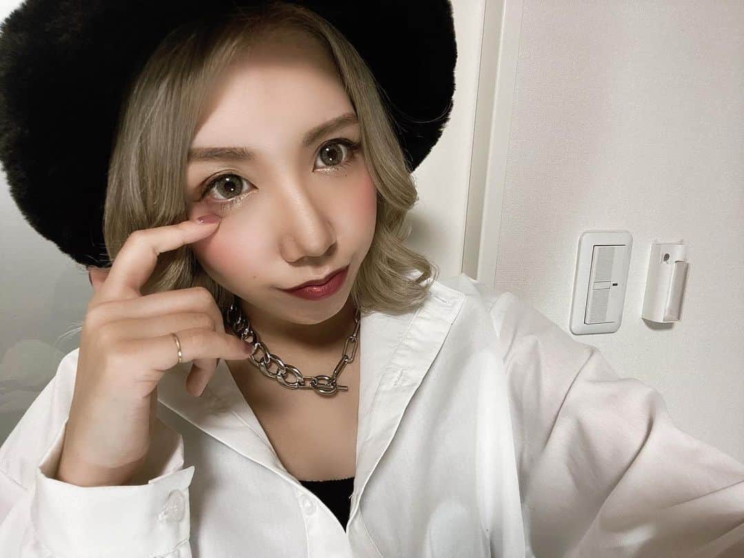 DJ CHI☆MEROのインスタグラム：「👩🏼 . . NEW髪！！ 毛先のトーンに合わせるにはブリーチ2回は必要なんだけど "なるべくブリーチしたくない🤨" "でも暗くしたくない😟" ってワガママ要望に答えてくれる れおみ【 @reonstagram 】💞 . 絶妙なグラデーションに仕上げてくれたよ！！ . いつもありがとう🥰 . . . 柏 ブリッツレボルト で検索🔎 お揃いにしましょーー😳」