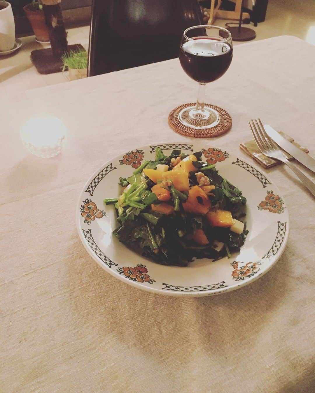 のインスタグラム：「春菊のほうれん草、柿、くるみ、コンテチーズのサラダひと皿ディナー🍽  と、軽い赤を1杯だけ🍷  作り置きも、市販のドレッシングもうちにはありません。素材に合わせて塩、お酢、オイルを選んで、刻んだ野菜ボウルへダイレクトに入れて混ぜるだけ。  これがいちばん簡単だし、フレッシュで美味しいと思うから。  これ専用…っていうものを、私はあまり必要としないのかも。何にでも使えてフレキシブルなものが、食に限らず全般好き。限られたものを120%活かすと、物が減るし、身軽な気分になるの。  #猫沢飯」