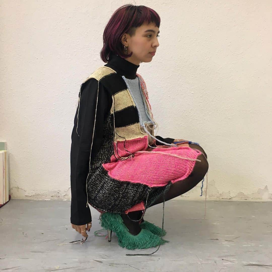 のインスタグラム：「...coming soon to your theatre... #machineknitting #knittinglove #starstyling #knitteddress #mulackstrasse」