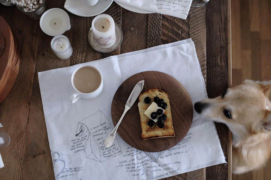 maggydaisyのインスタグラム：「_  モアの好きなものばかりだ！  #onthedishbread #card_ya #breakfast #朝ごはん #濱岡健太郎 #黒川登紀子 #antique #corgi #コーギー #犬のいる暮らし #maggydaisymore20201130 #candle #candles #キャンドル #てぬぐい」