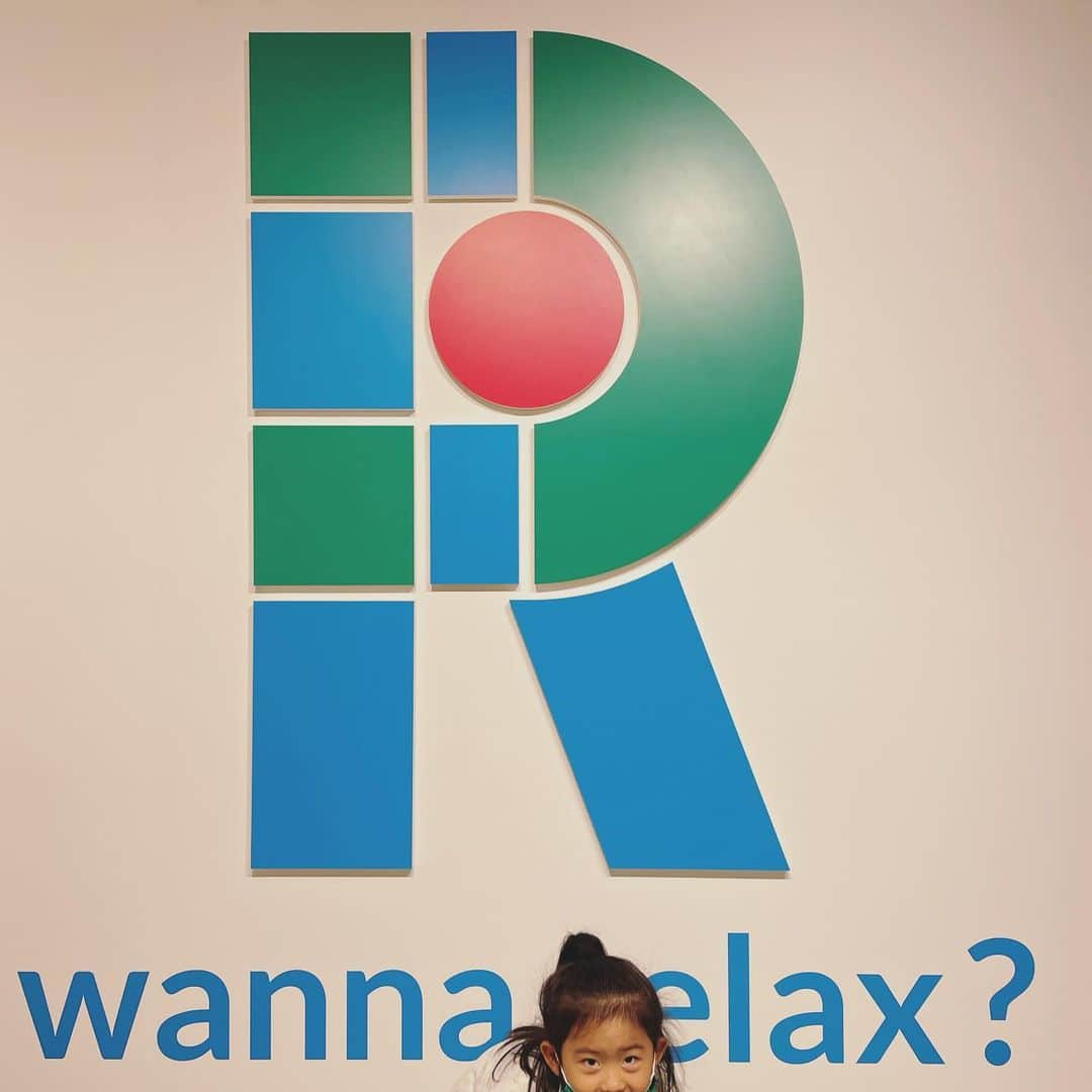 竹村真奈のインスタグラム：「週末に雑誌『relax』の展覧会『wanna relax?』へすべり込み。 懐かしのバックナンバーがずらりと並んだ会場に当時の記憶が蘇る。 . 雑誌の発売日を待ち侘びてたいい時代。 ファッションやカルチャーを愛する人たちにとことん愛された雑誌。 . 99年頃（当時22歳くらい？）から自分が作っていた『ヒヨコア』や『FAR』という雑誌で編集長の岡本仁さんの取材をさせてもらったことをきっかけに、わたしもちょこちょこ書かせてもらうように。 . fabという小さな枠だけど、すごい人たちの名前が並ぶ人気のコラムコーナー。 わたしにとっては、どんな雑誌で大きく扱われるよりも反響があって、自分の名前を覚えてもらえる場だった。 わたしの本は知らないけど、名前見たことある、みたいな人は『relax』で見かけてたんだと思う。 . とにかく、そんなものすごい影響力のある雑誌に、あの頃関わらせていただいていたことが誇りだとしみじみ。 . 渋谷PARCOの1階では引き続き、渋谷直角くんの店が開催中。わたしも参加してるので是非。この日もちらっとのぞいたけど、ファミカセまだいっぱいあった😂 . #relax #マガジンハウス #wannarelax」