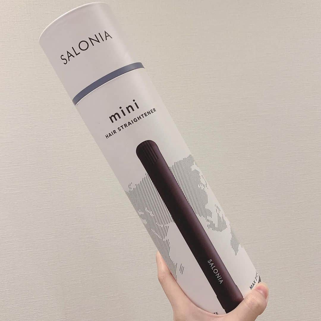 空野青空のインスタグラム：「🆕ヘアアイロン 🎀SALONIA ミニ ストレート  GETしました〜🌷 今までずっと2wayのアイロンを使ってたので、慣れるまで大変そう😭でもメイクさんに何度かお借りした時にめっちゃよかったんだよな、、、  扱えるようになるぞ〜〜〜  #あおねコスメ #SALONIA #サロニア #ヘアアイロン #ストレートアイロン #アイドル前髪 #前髪 #命 #ていねいな暮らし #パッケージデザイン #パッケージ可愛い #お洒落さんと繋がりたい #オシャレ女子 #生活の記録 #女子力アップ #女子力向上委員会 #女子力向上」